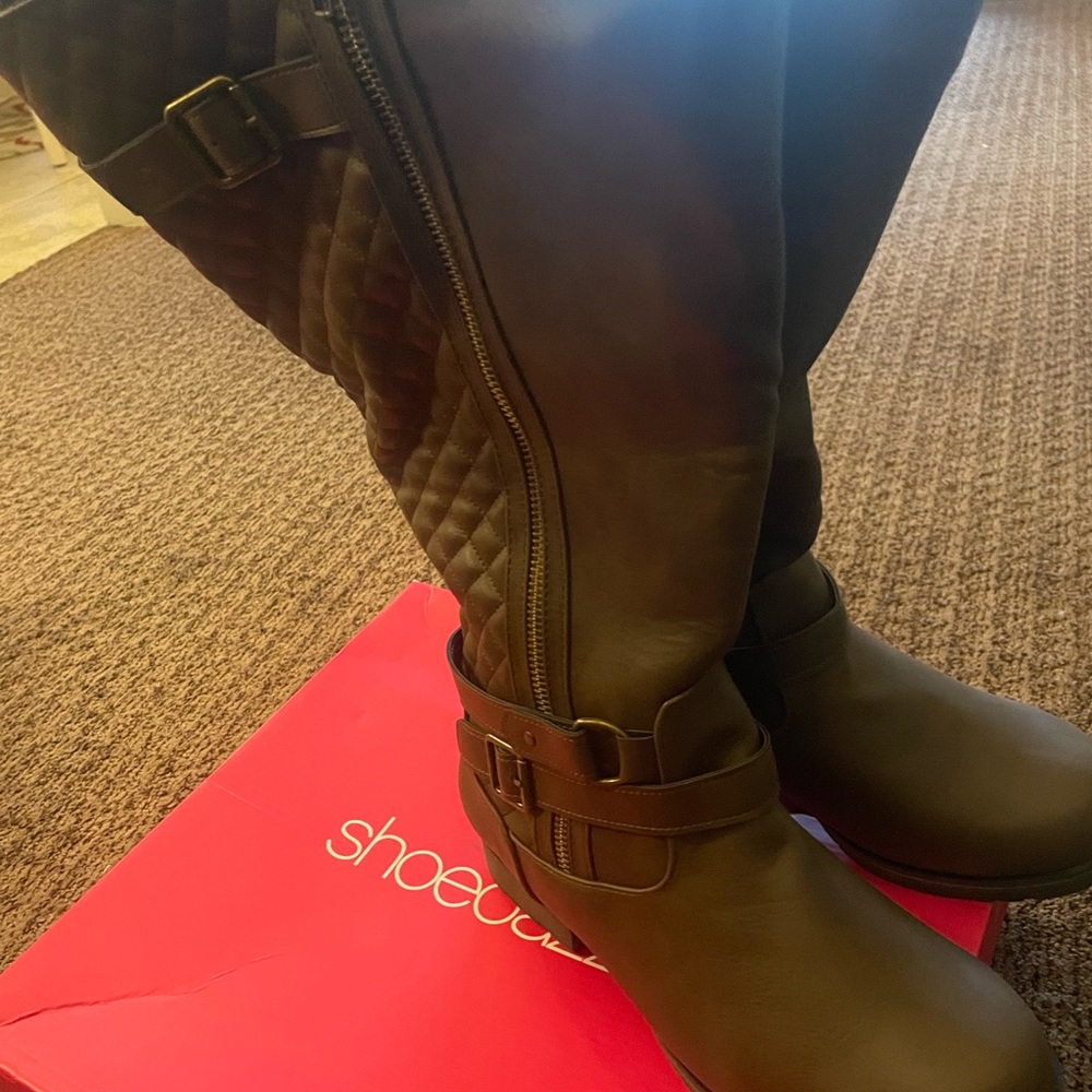 New high, sweater lines boots.